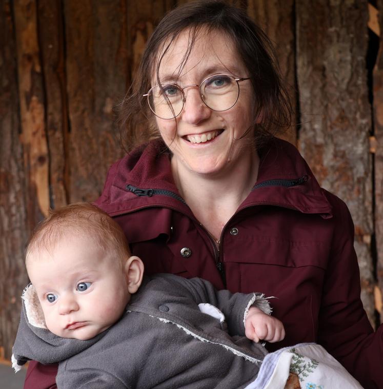 Romane, trois mois, reçoit la palme de la plus jeune marcheuse, au côté de sa maman, Céline Granger.