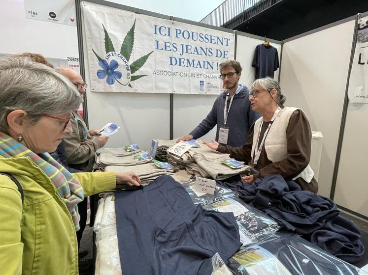 "C'est grâce au Fêno que la filière chanvre a vu le jour. Henri Pomikal y a découvert la plante, on a monté le projet de la première faucheuse avec la Région", affirme Nathalie Revol de Lin et chanvre bio