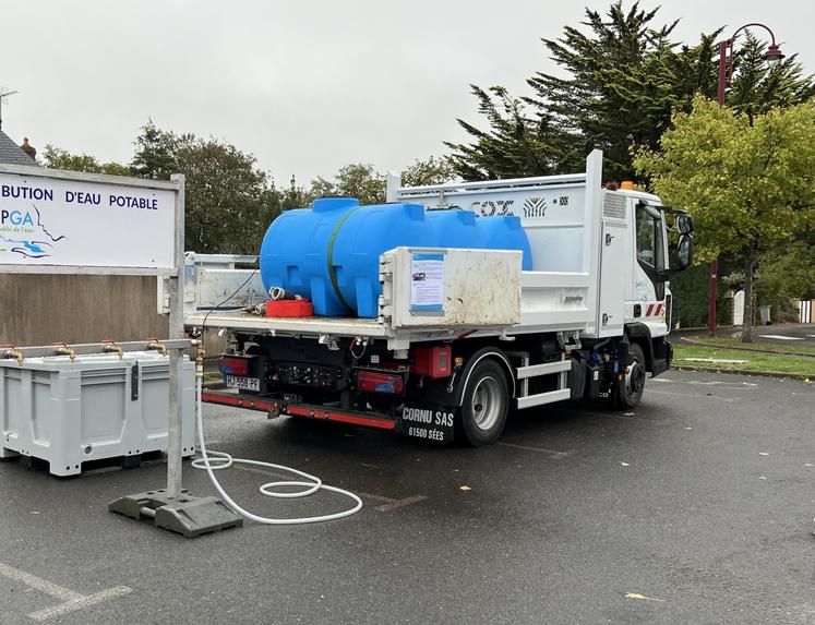Installé sur la place de la mairie de Carolles, le camion-citerne a permis de fournir de l'eau aux habitants.