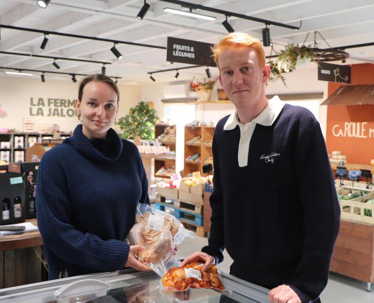 Charlotte et Julien Vauquelin ont concrétisé un rêve partagé en 2026 : lancer un atelier volailles, créer un magasin fermier et transformer leur production. "C'est agréable de rien devoir à personne. On travaille beaucoup plus qu'avant, mais on fait ce que l'on aime", clament-ils en cœur. 