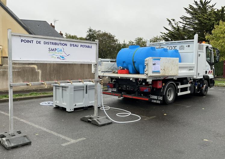 La citerne, installée sur la place de la mairie de Carolles, a très peu servi.