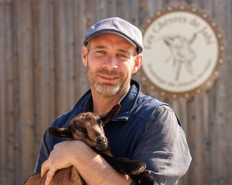 Sylvain et sa femme Audrey élèvent un troupeau de 60 chèvres alpines.