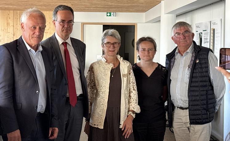 Jean-Luc Lerouxel, vice-président de Saint-Lô Agglo, Philippe Brugnot, secrétaire général de la préfecture de la Manche, Marie-Pierre Fauvel, maire de Saint-Jean-d'Elle et son adjoint, Michel Hervieux, Virginie Chanroux, responsable du service eau potable et assainissement de l'agglo.