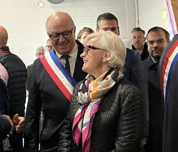 Catherine Vautrin, ministre de la Défense, a fait un détour au Congrès des maires. "je me suis un peu invitée", confie celle qui se sent des leurs. Elle a été élue six fois dans un conseil municipal.