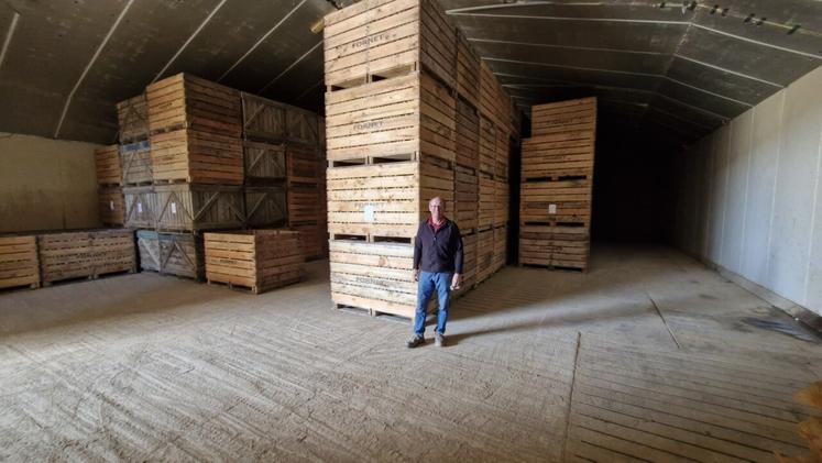Habituellement, le bâtiment stockage est plein après la récolte. En cet été de sécheresse 2026, les rendements de Mario Fornet ont été divisés par deux.