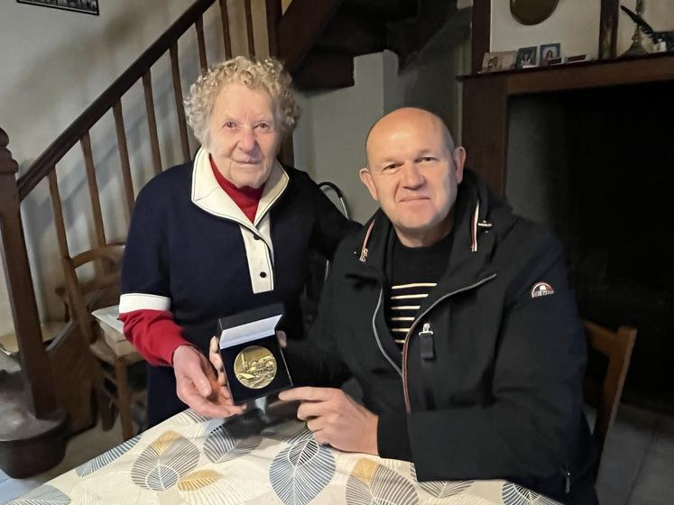À 93 ans, Madeleine Gardie tient dans ses mains fièrement la médaille de la ville de Marigny-le-Lozon, remise par le maire, Fabrice Lemazurier.