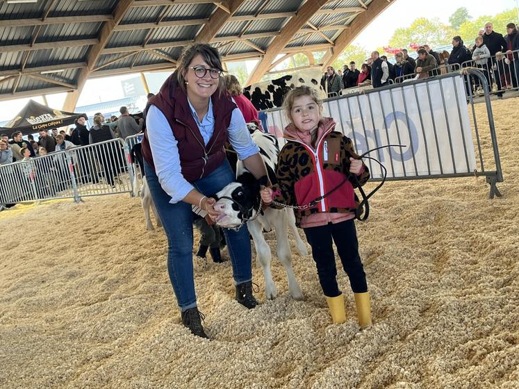 Au Gaec Saint Lubin de Picauville, Aya marche dans les pas de sa maman, Lara Delaroque associée à Pierre Sadot.