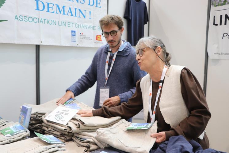 Le jean en chanvre a attiré la foule.