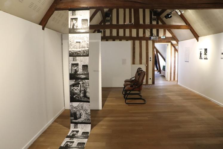 Jeanne Dubois Pacquet, plasticienne, est retournée dans son village de la Manche avec "la peur viscérale de voir la demeure familiale disparaître [..] interrogeant le rapport aux racines."