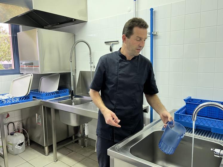 À la cantine de Carolles, les pichets d'eau avaient été préparés avant la coupure d'eau. Le menu a aussi été adapté.