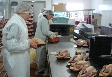 Cinq personnes sont nécessaires pour produire 600 barquettes à l’heure. Une première à la découpe, 
une seconde à la poêle, une troisième met la viande et  les légumes, une quatrième met les autres légumes et la sauce, et une cinquième ferme le pot.