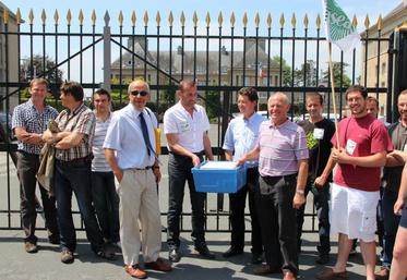Dominique Mandouze, directeur de la DDTM (au centre) reçoit les recours des producteurs manchois déposés par la FDSEA.