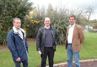 Antoine Peenart (à droite) avec Samuel Legoupil et Ludovic Blin (JA 50), "la donne environnementale nous intéresse, mais nous voulons des contreparties".