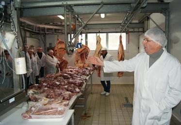 Visite des ateliers de “La Chaiseronne”, où se tenait l’assemblée générale. 220 tonnes de bovins sont transformés chaque année.
