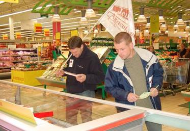 Contrôles des rayons pour surveiller les prix et regarder la présence d’éventuelles marchandises étrangères.