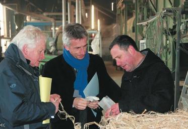 Jean-Paul Salmon (à droite) explique à Laurent Beauvais et François Dufour les procédés pour défibrer le produit brut.