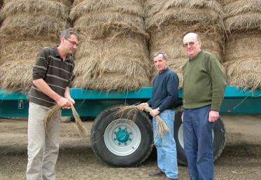 Philippe Pagny (président de la coopérative) entouré de ses deux vice-présidents (Emmanuel Frimout et François Philippe): "le lin n’est pas une opportunité conjoncturelle mais une culture d’engagement à long terme. C’est la cohésion et les efforts collectifs de l’ensemble de nos adhérents qui permettent pour l’avenir de garantir de meilleures recettes".