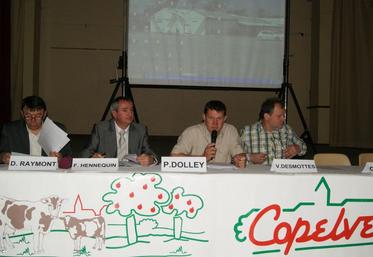 Philippe Dolley (au centre), président du groupement Copelveau, "attention à l'augmentation des coûts de production. L'avenir de la production de viande bovine passe par l'autonomie alimentaire et l'optimisation sur la qualité et la quantité des fourrages produits".