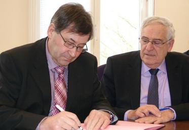 Jean-Pierre Fontaine, président de la SAFER (à gauche) et Jean-François Le Grand signent la convention portant sur 10 ans.