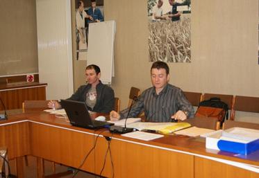 Thomas Pouille (à droite) technicien de l’UPRA Avranchin, Cotentin, Roussin, souligne l’intérêt d’une marque commerciale.