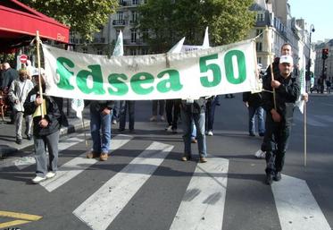 Une cinquantaine de légumiers manchois ont clamé leur colère dans les rues de Paris vendredi dernier.