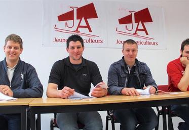 Florent Verger (canton de Lisieux-Cambremer), Arnaud Gilles et Mathieu Bouche (canton de Pont-l'Evêque), Stanislas Dutel (vice-secrétaire général de JA 14 ) : une quinzaine de jeunes agricultrices et agriculteurs se mobilise pour faire du 10 septembre prochain un moment privilégié d'échanges avec le consommateur. Le jour J, ils seront 70 bénévoles à mouiller la chemise.