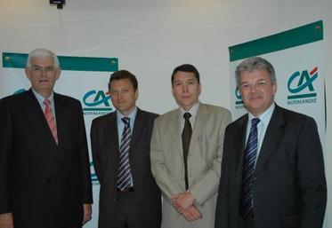 De gauche à droite, Marc Deschamps, Directeur général du Crédit Agricole, Stéphane Cavalié et Fabrice Nikitine, les deux co-directeurs de la structure et Pascal Laufroy, adjoint de M. Deschamps.