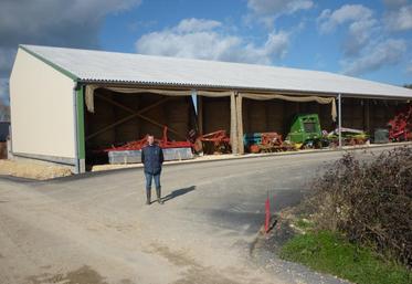 Mickaël Chevalier devant son nouveau bâtiment de stockage exposé sud sur lequel seront installés les panneaux photovoltaïques