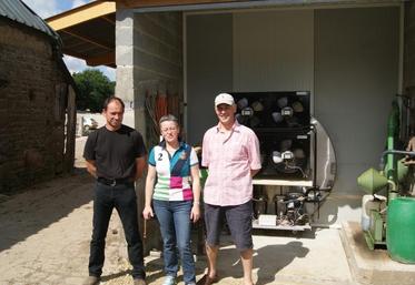 Les trois associés de la scl Hackler-Fontaine, à La Meurdraquière, devant leur tank à lait à paroi extérieure.