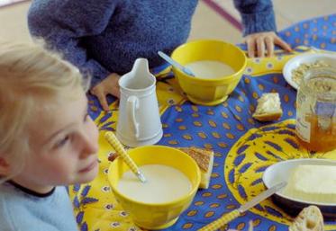 Le bol de lait le matin : une image certes symbolique mais dont on ne doit priver aucun enfant. Surtout sous pretexte de précarité.