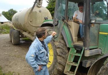 L'épandage de lisier est l'une des dernières opérations réalisée par Didier Marie. Denis Leprince (à gauche) intervient sur cette exploitation agricole une vingtaine de jours par an.
