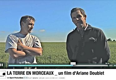Stéphane Eudier (à droite) en compagnie d'un collègue agriculture resté au pays : "on a quitté le boulot, on a quitté la famille, on a quitté les copains..."