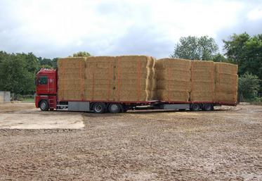 Les camions transportent l’équivalent de 15 tonnes de paille. Le GAEC Leroux attend un autre arrivage du même ordre.