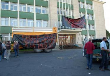 Dès 7 h 30 mardi matin, le site de Condé sur Vire (CLE-Bongrain) a été bloqué par les manifestants.