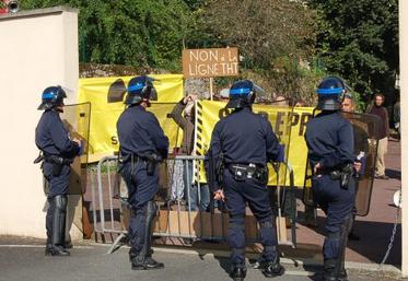 L'entrée de la Chambre des métiers à Coutances, verrouillée par les forces de l'ordre, vendredi matin, lors de la réunion concernant la ligne Très Haute Tension