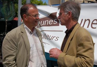 Alain Declomesnil et Patrice Lepainteur lors de la manifestation FDSEA/JA du 31 mai dernier. L’élu du Conseil général a désormais en charge la reécriture de la charte pour la mise en œuvre de nouveaux points d’eau et des périmètres de protection. 