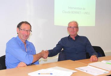 Claude Bonnet (président de l’UNELL) et Jacky Gilbert (réélu président de l’OPNC) main dans la main pour négocier au nom des producteurs avec Lactalis. DR