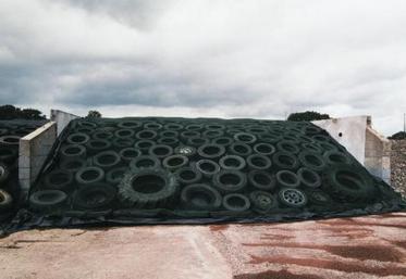 L’utilisation des pneus usagés pour tenir la bâche recouvrant les silos est largement répandue. Pourtant, ce matériau n’est pas sans risque pour les animaux et sans conséquence économique pour l’éleveur de bovins.