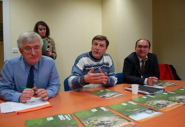 Yves Riou (DRAF), Jean-Karl Deschamps (Conseil Régional) et Pascal Corté (ADEME) plutôt satisfaits du bilan effectué par les élèves.