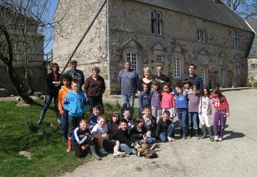 Au Gaec de la Dalle, les élèves de l’école Notre Dame (Bricquebec) ont apprécié la visite des vaches.