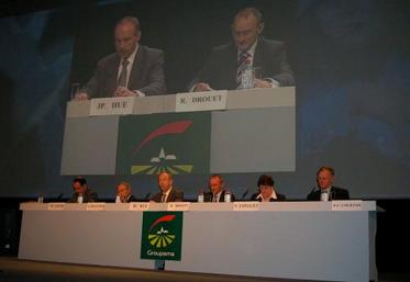 A la tribune et de gauche à droite : Jean-Philippe Jacob (commissaire aux comptes), Guy Pelletier (président délégué de Groupama Centre Manche), Jean-Paul Hue (directeur général de Groupama Centre Manche), Robert Drouet ( président de Groupama Centre Manche), Solange Longuet (vice-présidente nationale de Groupama) et Jean-Charles Courtois (président délégué de Groupama Centre Manche).