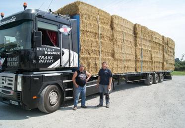 Thierry Guillemette, transporteur au Dézert, et Lionel marie, exploitant à Montmartin en Graignes ont déchargé les première tonnes de paille de blé livrées en Manche, mardi dernier.