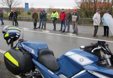 200 agriculteurs ont filtré les camions à la sortie de l'autoroute à Alençon.