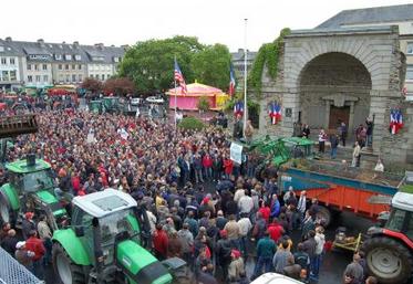 La foule place de la mairie à Saint-Lô avant une manifestation mouvementée devant la Préfecture.