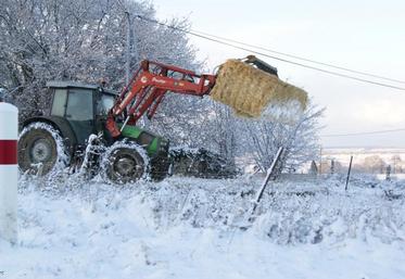La neige a gêné l'ensemble des circulations sur le réseau routier, notamment secondaire. Les tracteurs sont venus à la rescousse. Celui-ci dégage la neige avec une balle de paille.