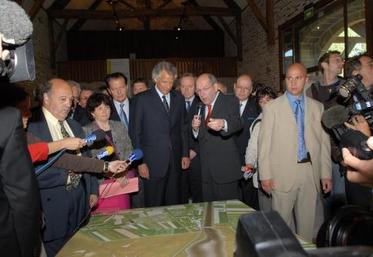 Philippe Duron présente au Premier Ministre la maquette du Mont-Saint-Michel après les travaux.