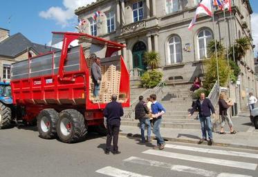 Lundi après-midi, devant la Mairie de Villedieu les Poêles, distribution de camemberts "Président".