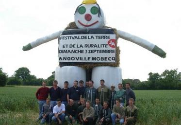 Le premier des nombreux bonhommes de paille qui seront construits pour le festival de la terre.