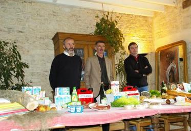 Les porteurs du projet "L'avenir en marche" devant la table des produits alimentaires et non alimentaires produits par les agriculteurs du Calvados.