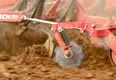 Le Terrano 5 Fx porté permet de travailler le sol superficiellement, ou de réaliser des pseudo-labours.Sa consommation est de 8 à 12 litres par hectare, en fonction de la profondeur de travail.